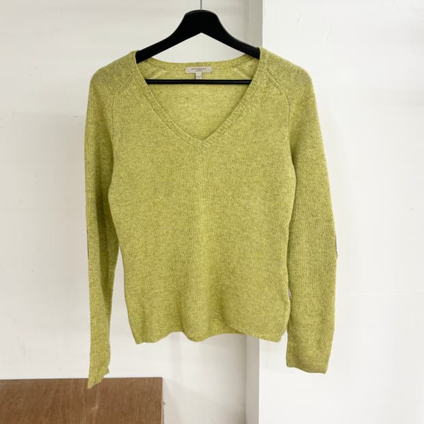 버버리 라임 그린 브이넥 니트