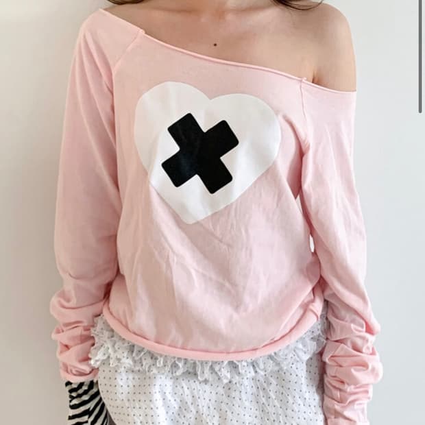 샵페어리 크로스 하트 컷 오프 티셔츠 (라이트 핑크)