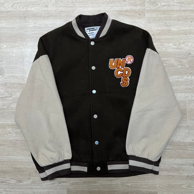 언체인드 스튜디오 자수 로고 스타디움 바시티 자켓 [브라운] L/100