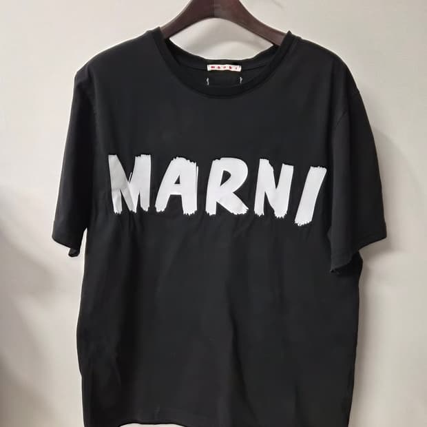 마르니(MARNI) 블랙 로고 반팔 티셔츠]
