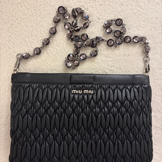 MIUMIU  크리스탈 체인 클러치백