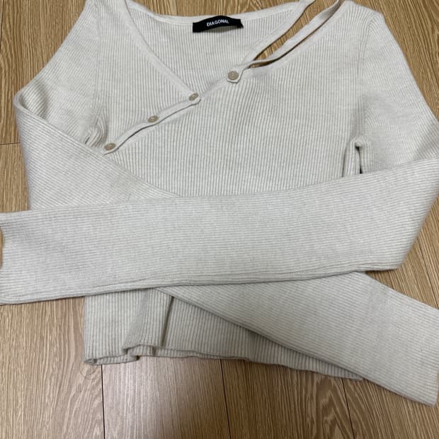 다이애그널 스트랩 버튼 니트탑