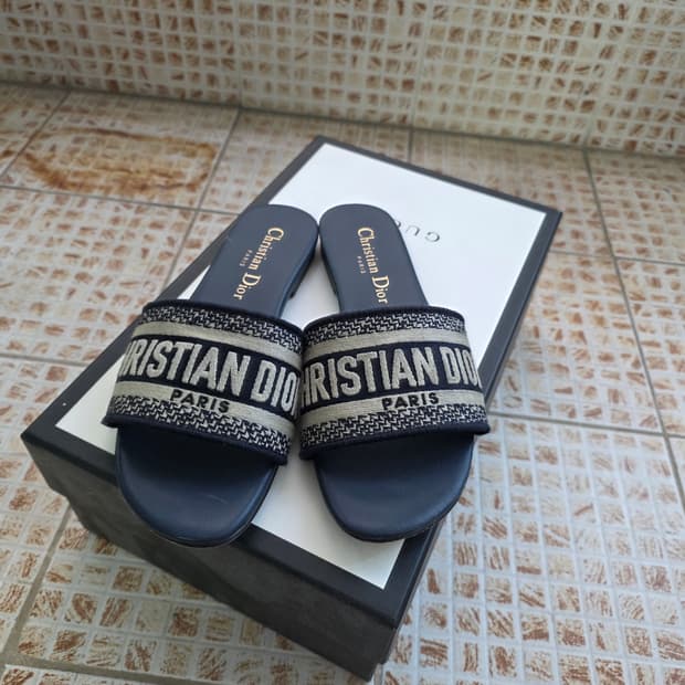 디올 슬리퍼