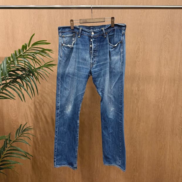 리바이스 501 워싱 데님 팬츠 버튼 클로징 레드 로고 탭 디테일 중청