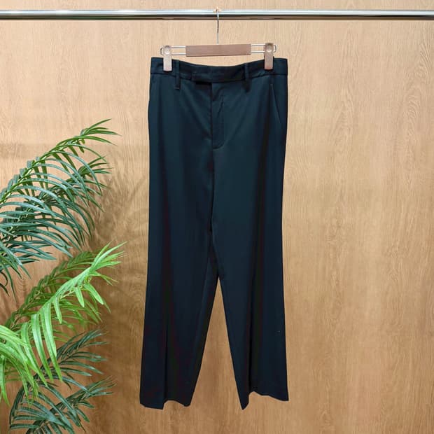 구찌 슬랙스 더블 버튼 지퍼 클로징 싱글 백포켓 디테일 스트레이트핏 블랙