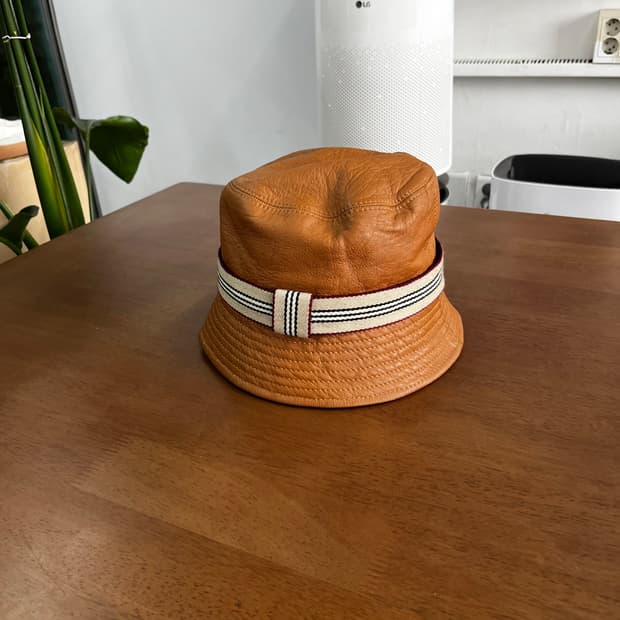 버버리 레더 버킷햇 M 