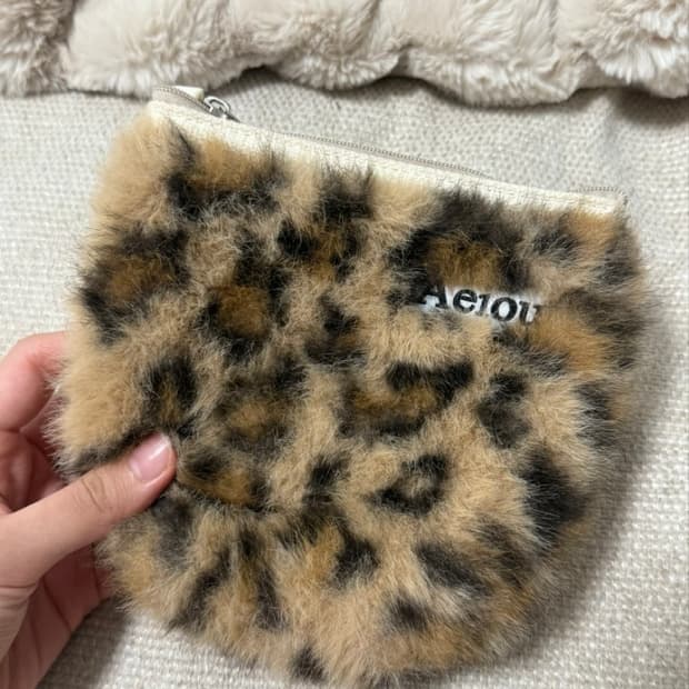 아에이오우 레오파드 파우치 M