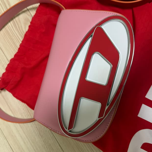 디젤 1DR 스몰 숄더백 인 나파 레더 핑크 화이트