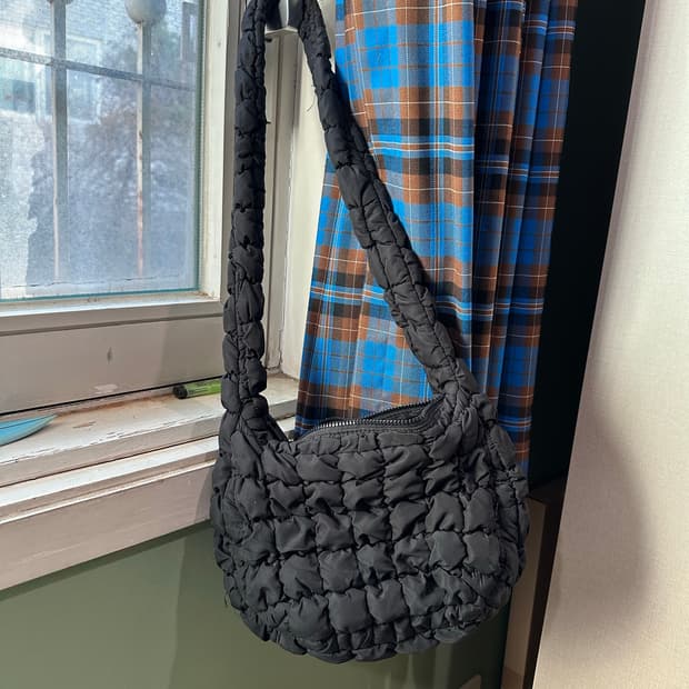 코스 퀼티드 메신저백 블랙