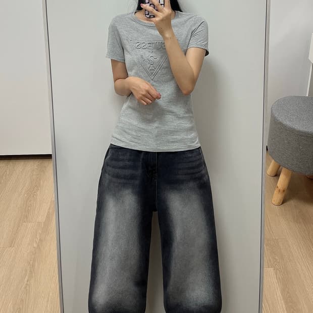 게스 엠보로고 그레이 반팔 티셔츠