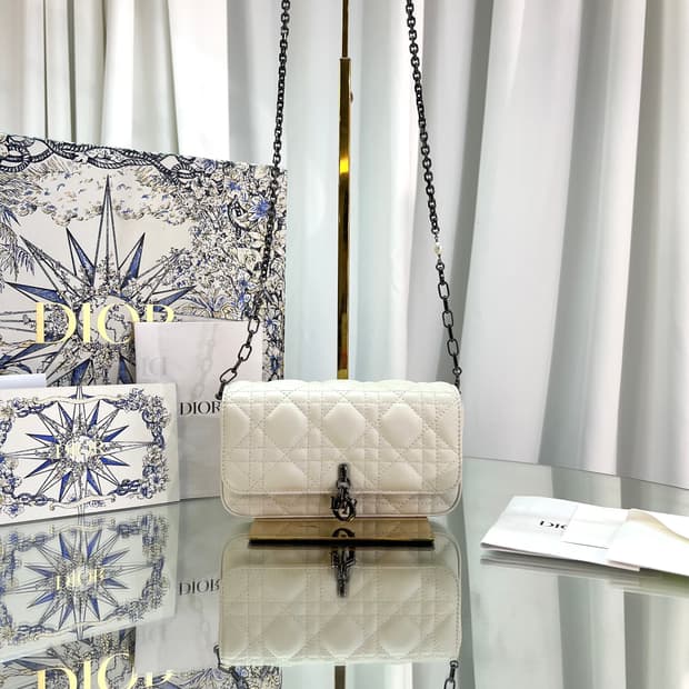 [정품] 디올 레이디디올 램스킨 까나쥬 라떼 폰 파우치 숄더백