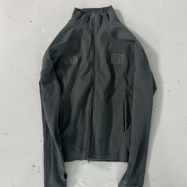 플라스틱 프로덕트 MPa RIBBED ZIP JACKET 차콜