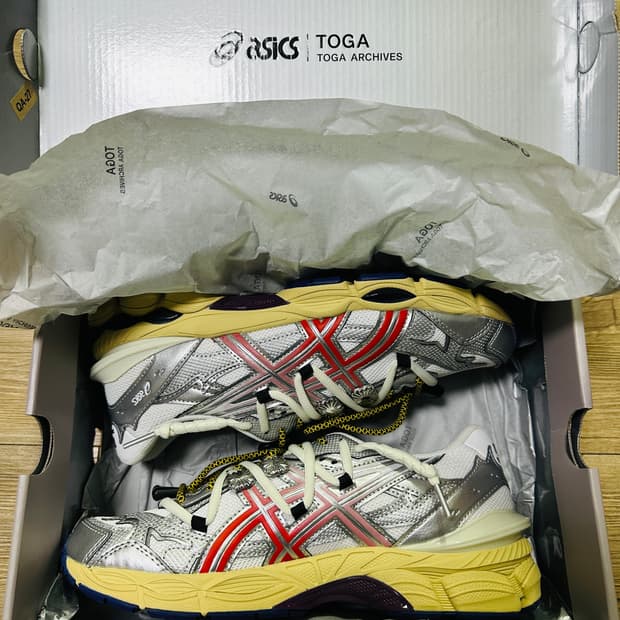 [255] 아식스 x 토가 젤 큐물러스 16 TG 화이트 레드 퓨어 실버