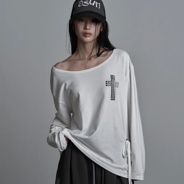 애즈유아 크로스 라인 오프숄더 티셔츠 화이트