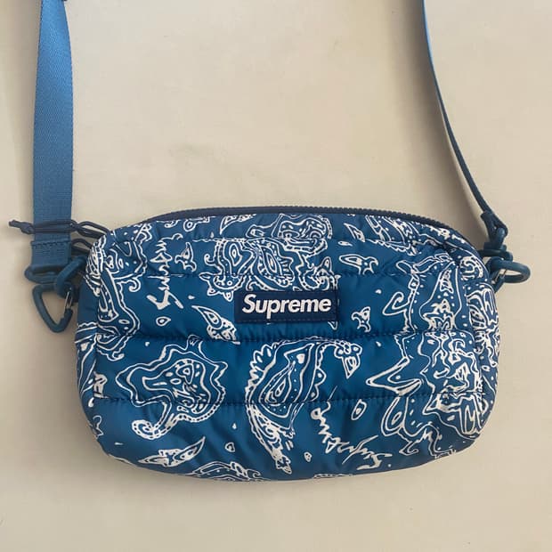 슈프림 퍼퍼 사이드백 블루 페이즐리 22fw