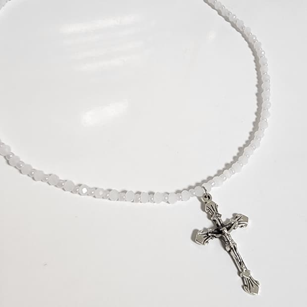 화이트 비즈 십자가 목걸이