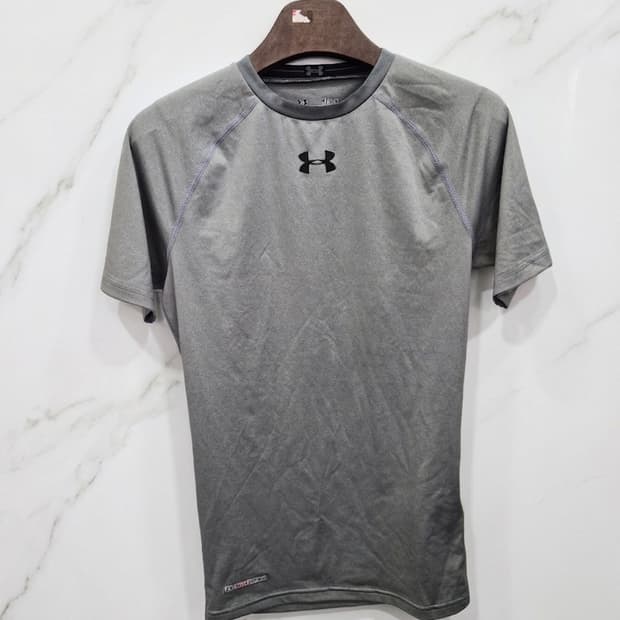 MD/M사이즈) UNDER ARMOUR 언더아머 반팔티셔츠! 달라붙는핏