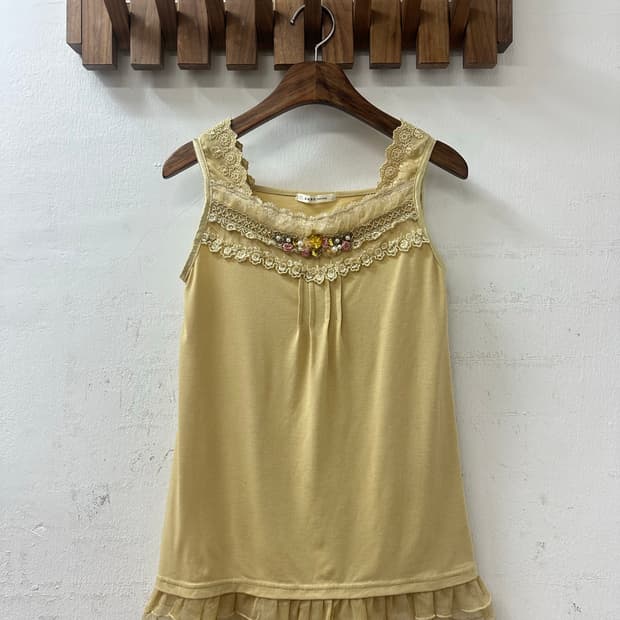 Axes femme 엑시즈팜 레이스 트리밍 슬리브리스 탑