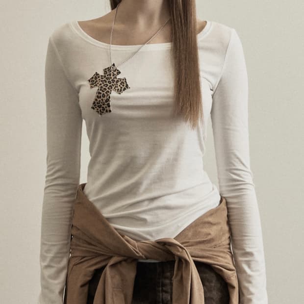 일리오 WHITE LEOPARD CROSS NECKLACE TOP