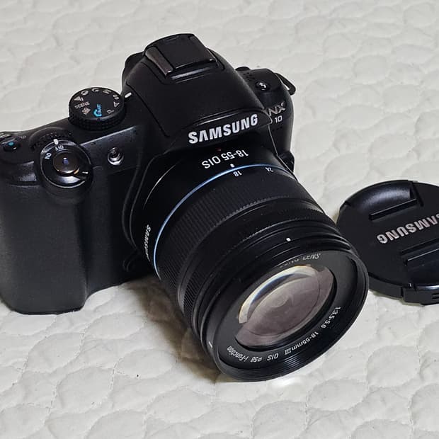 삼성 NX10 카메라와 18-55mm 렌즈