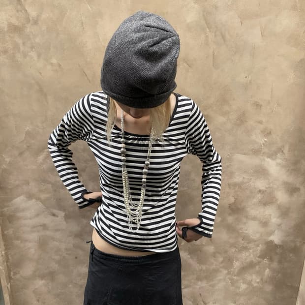 Stripe U-Neck Fingerhole sleeve