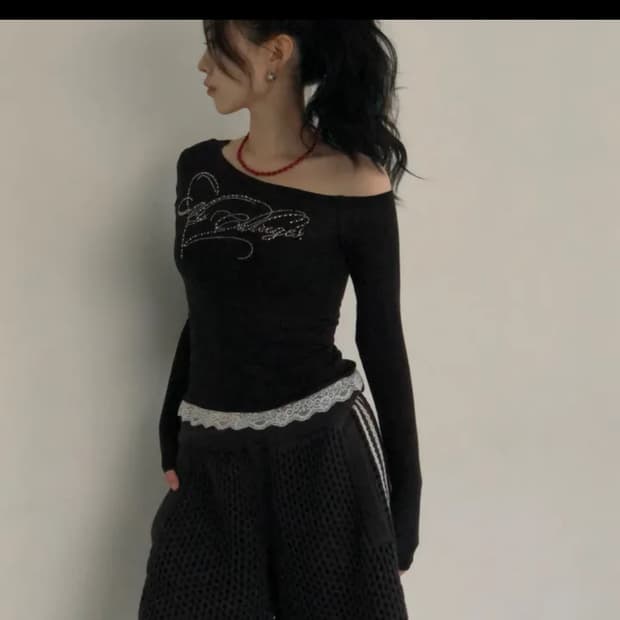 큐빅 원 오프숄더 레이스 크롭 티셔츠