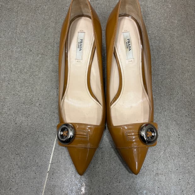 Prada 버튼 유광힐 