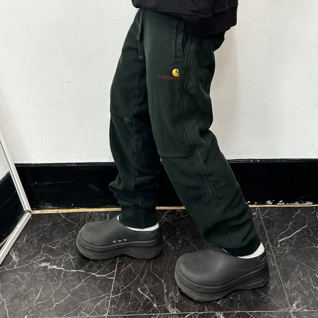칼하트 WIP 로고 스웻 조거 팬츠