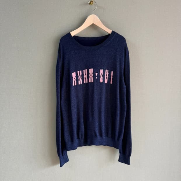 안나수이 라운드넥 긴팔 니트 티셔츠 로고 프린팅 디테일 네이비  