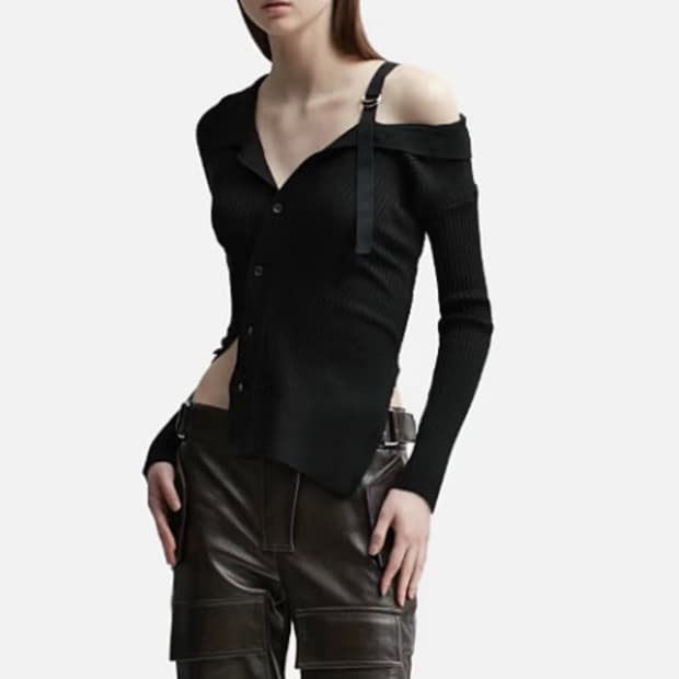 자크뮈스 언발란스 오프숄더 탑 강민경 장윤주 착용