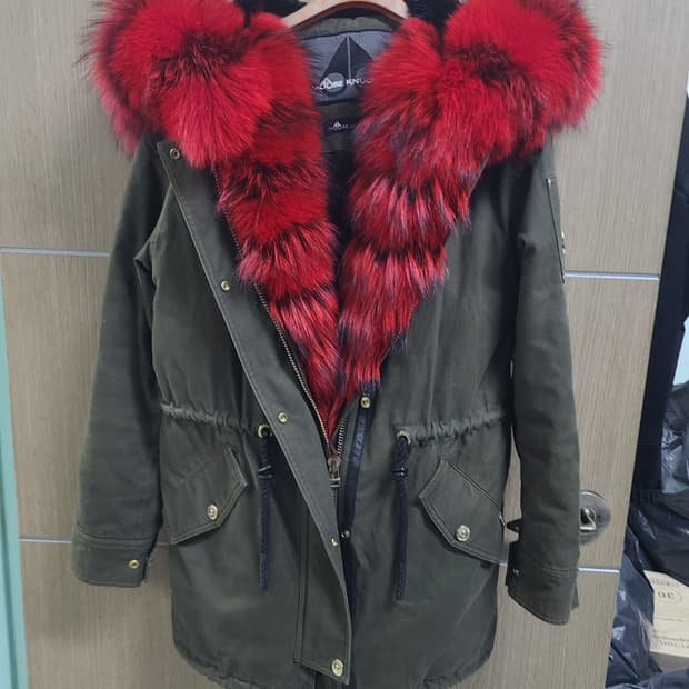 무스너클 레드폭스퍼 금장와펜 카키야상패딩