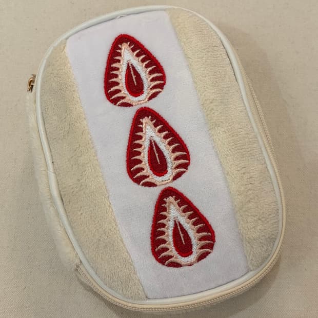 딸기 자수 퍼 미니 파우치