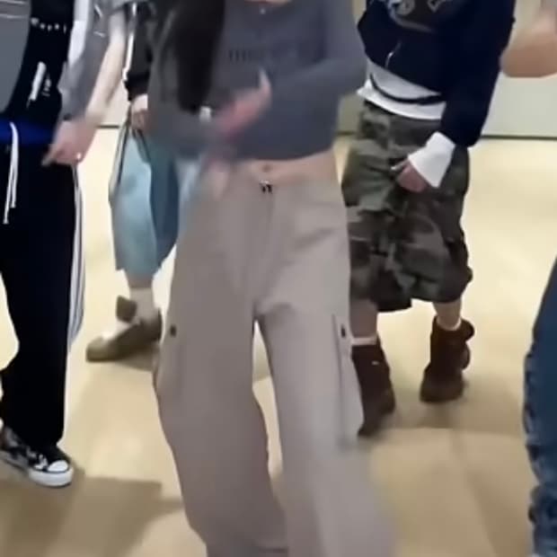 (아일릿 이로하 착용) W CARGO WIDE PANTS D/BEIGE