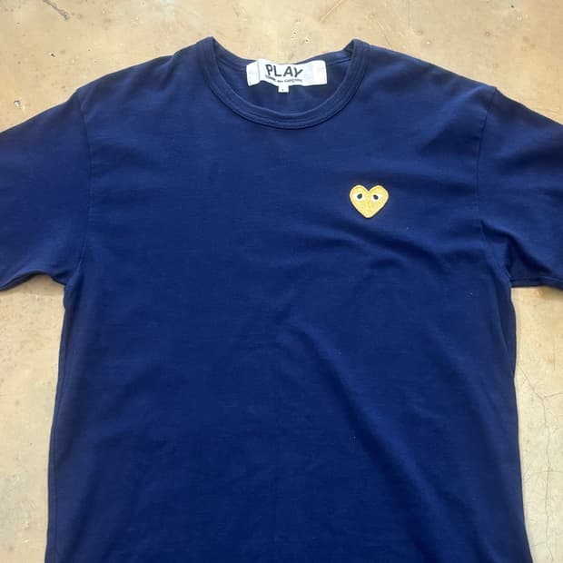 L 꼼데가르송 골드하트와펜 네이비 반팔 티셔츠