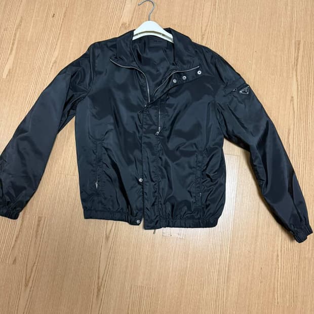 프라다 바람막이 급처 합니다! (M)