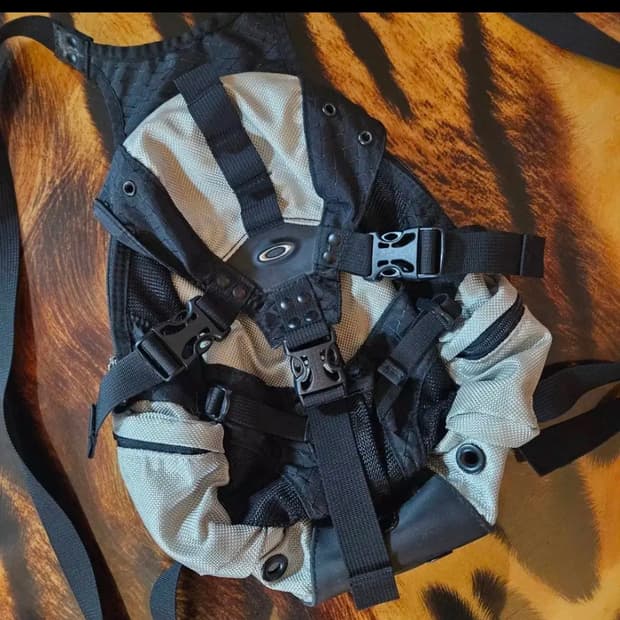 오클리 라이트 그레이 미니백팩