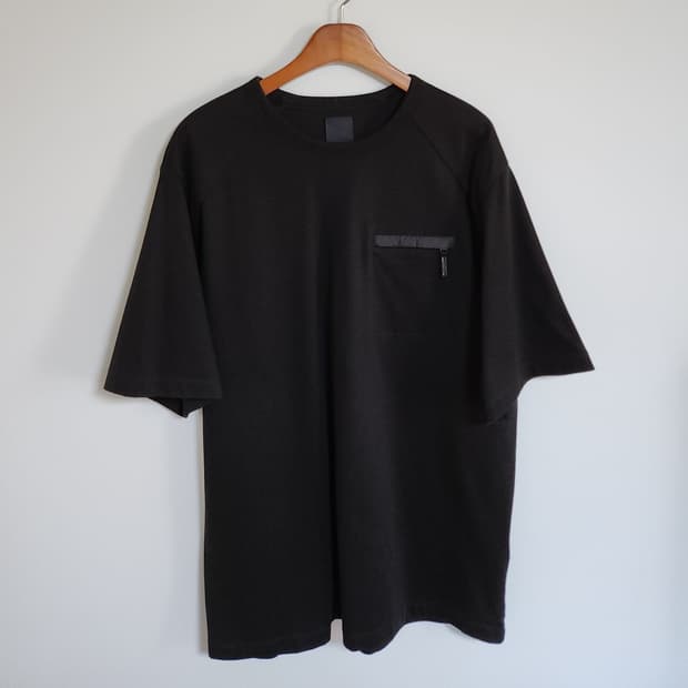 준지 JUUN.J 22SS 블랙 루즈 지퍼 포켓 티셔츠
