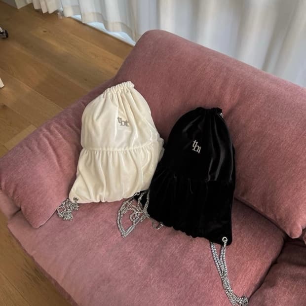 쓰리타임즈 벨벳 체인 백팩 아이보리