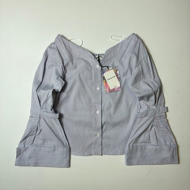 앤더슨벨 오프숄더 스트라이프 벌룬 블라우스 PN8949