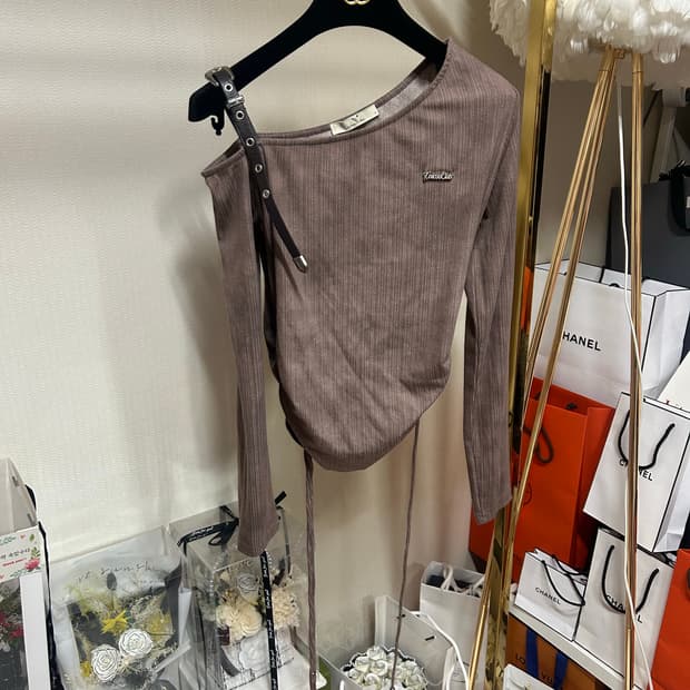 어깨 한쪽 오프숄더 벨티드 그런지 탑