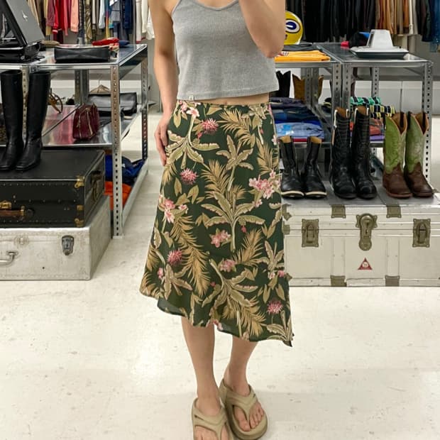 MISS CHLOE floral skirt 미스 끌로에 언발 스커트