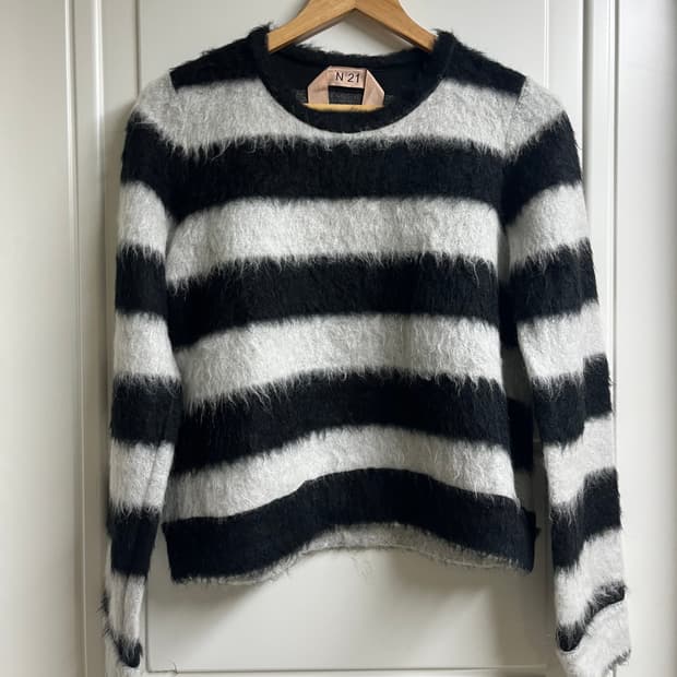 N°21 스트라이프 니트입니다