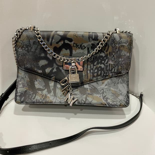 DKNY 그래피티 체인 숄더백