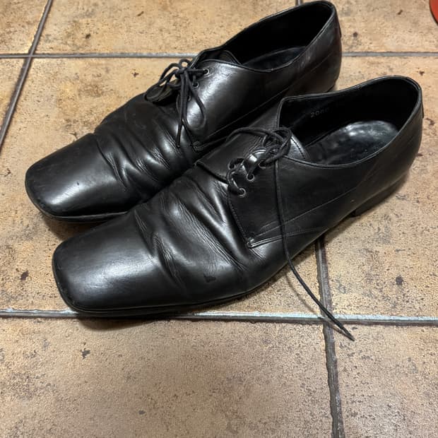 프라다 브러쉬드 모양 더비