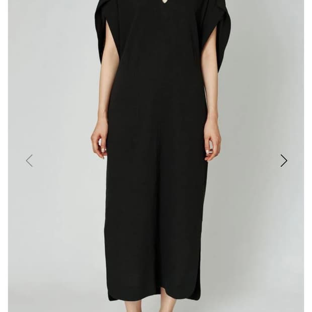마메 쿠로구치 22SS Crepe Deep V-Neck 원피스