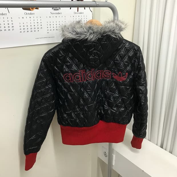 아디다스 90s 크롭 퀼팅 후드 경량 패딩