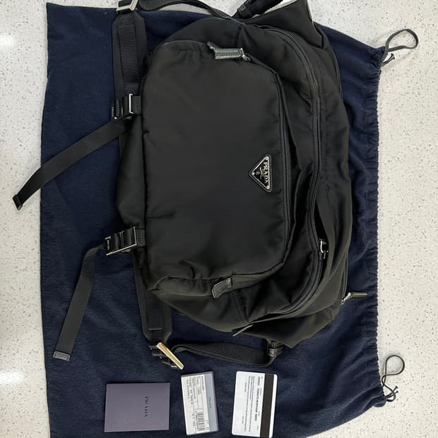 프라다 가방 바이커백