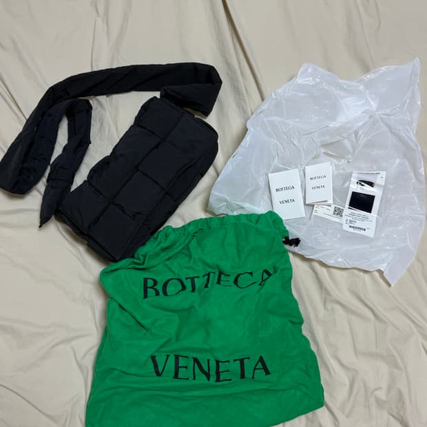 보테가 베네타 패딩 테크 카세트백 블랙