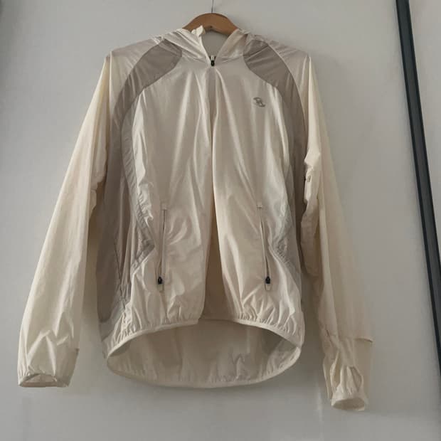 산산기어 러닝 자켓 아이보리 2사이즈 팝니다!