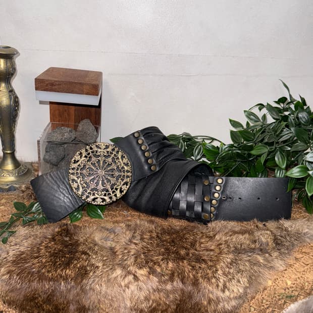 Black bold oriental stud buckle belt
